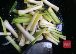 Illustration of how to make fried bacon with garlic 8