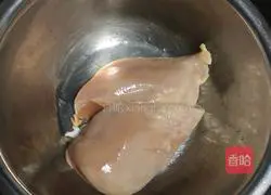 Illustration of how to make cold chicken breast and enoki mushrooms 1