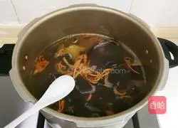 Illustration of how to make mussel, cordyceps and kelp bone soup 11