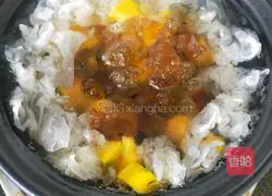 Illustration of how to make peach gum stewed in milk 2