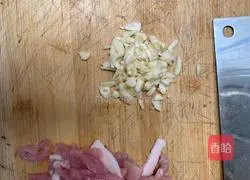 Saute garlic moss Illustration of how to make shredded pork 2