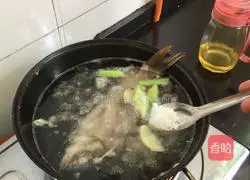 Illustration of how to make braised crucian carp 9