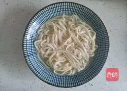 Illustration of how to make shredded pork noodles with pickled vegetables 10