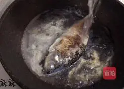 How to make delicious crucian carp soup Illustration 5
