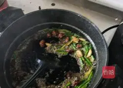 Illustration of how to make instant noodles with meat skewers 8