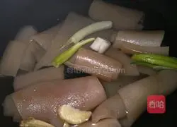 Illustration of how to make cold pork skin jelly 3