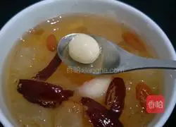 Illustration of how to make peach gum, red dates and white fungus soup 5