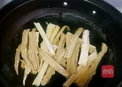 Illustration of how to make cucumber and yuba 5