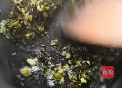 Illustration of how to make pickled cabbage noodles 5