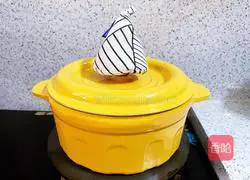 Persimmon Illustration of how to make Persimmon Ruyi Tremella Soup 8