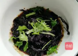 Illustration of making sour soup scissor noodles 12