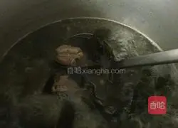 Illustration of how to make pork ribs and kelp soup 8