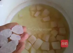 Illustration of how to make rock sugar, snow pear and lily syrup 7