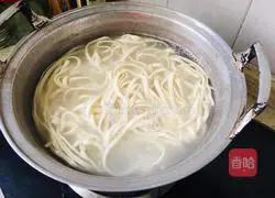 Illustration of how to make celery pulp water surface 9