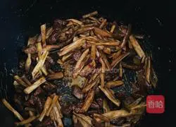 Illustration of how to make daylily beef noodles 6