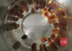 Illustration of how to make peach gum and millet soup 1