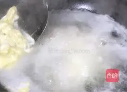 Illustration of how to make mushroom and poached egg noodle soup 7