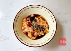 Illustration of how to make cucumber and diced chicken 3