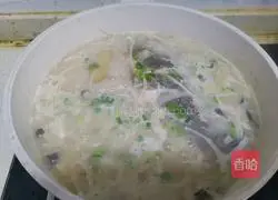 Illustration of how to make crucian carp, tofu and mushroom soup 9