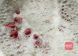 Rock sugar white fungus Illustration of how to make red date soup 8