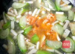 Illustration of how to make shrimp, luffa and mushroom soup 12