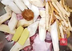 Illustration of how to make Adenophora, Yuzhu and Huaishan Old Duck Soup 3