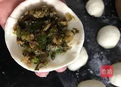 Illustration of how to make stuffed buns with lotus root and pickled cabbage 17