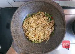 Illustration of how to make braised beans and noodles 13