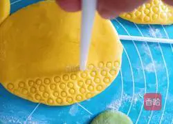 Illustration of how to make corn buns 9