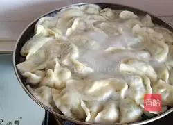 Illustration of how to make three fresh dumplings 8