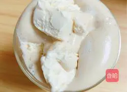 Illustration of how to make caramel ice cream latte 10