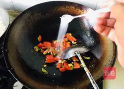 Illustration of how to make fried noodles with eggs and tomatoes 6