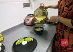 Illustration of how to make fresh corn juice 8