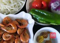 Illustration of how to make salted egg yolk and salt and pepper shrimp noodles 1