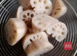 Illustration of how to make red date and lotus root chicken soup 9