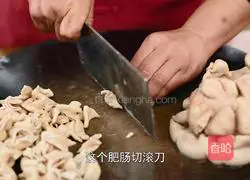 Wild vegetable pickled straws Illustration of how to make fried pork intestines that are sour, spicy, chewy and go well with rice 4