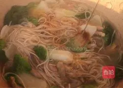 Illustration of how to make shredded vegetable and pork noodle soup 9