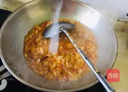 Illustration of how to make pickled cabbage and mutton noodles 6