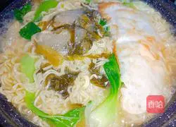 Illustration of how to make instant noodles with duck egg and sauerkraut 8