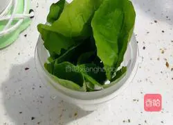 Illustration of how to make wontons made from cabbage skin 1