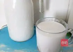 Illustration of how to make freshly squeezed coconut juice 6