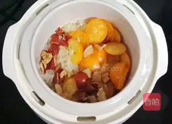 Illustration of how to make kumquat, red dates and white fungus soup (baby food supplement) 7