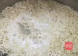 Illustration of how to make fried instant noodles 1
