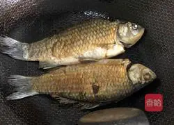 Illustration of how to make crucian carp soup 1