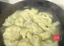 Illustration of how to make cold wontons with pork and coriander 4