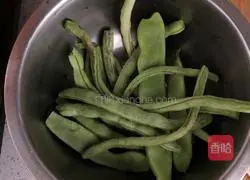 Illustration of how to make braised beans and noodles 1