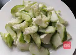 Illustration of how to make loofah egg soup 2