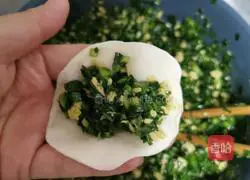 Illustration of how to make leek and egg pot stickers 13