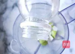 Pear can not only be eaten raw as a fruit, but can also be made into a summer drink.Illustration 4