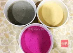 Illustration of how to make banana, dragon fruit and black sesame waffles 3